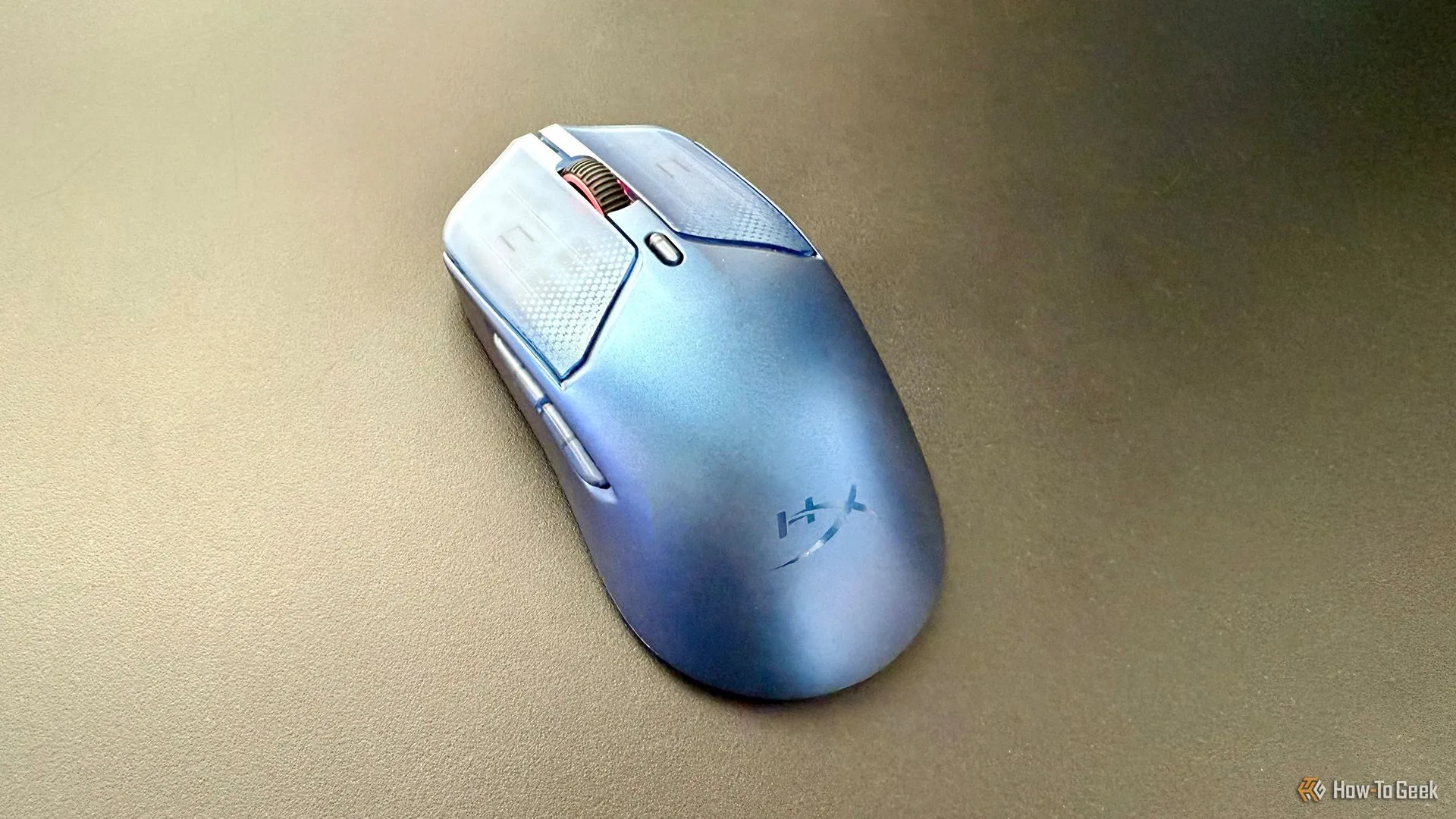 Chuột gaming HyperX Pulsefire Haste 2 S trên bề mặt tối