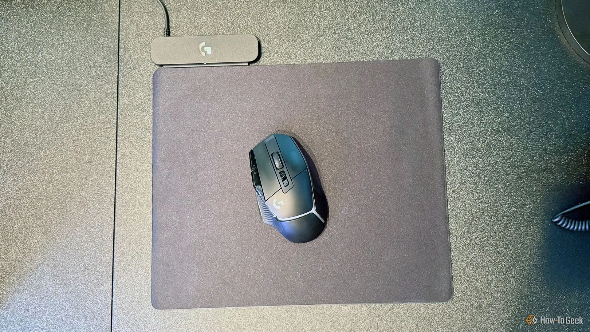 Chuột gaming Logitech G502 X Plus Lightspeed đặt trên tấm lót sạc không dây Logitech G Powerplay 2