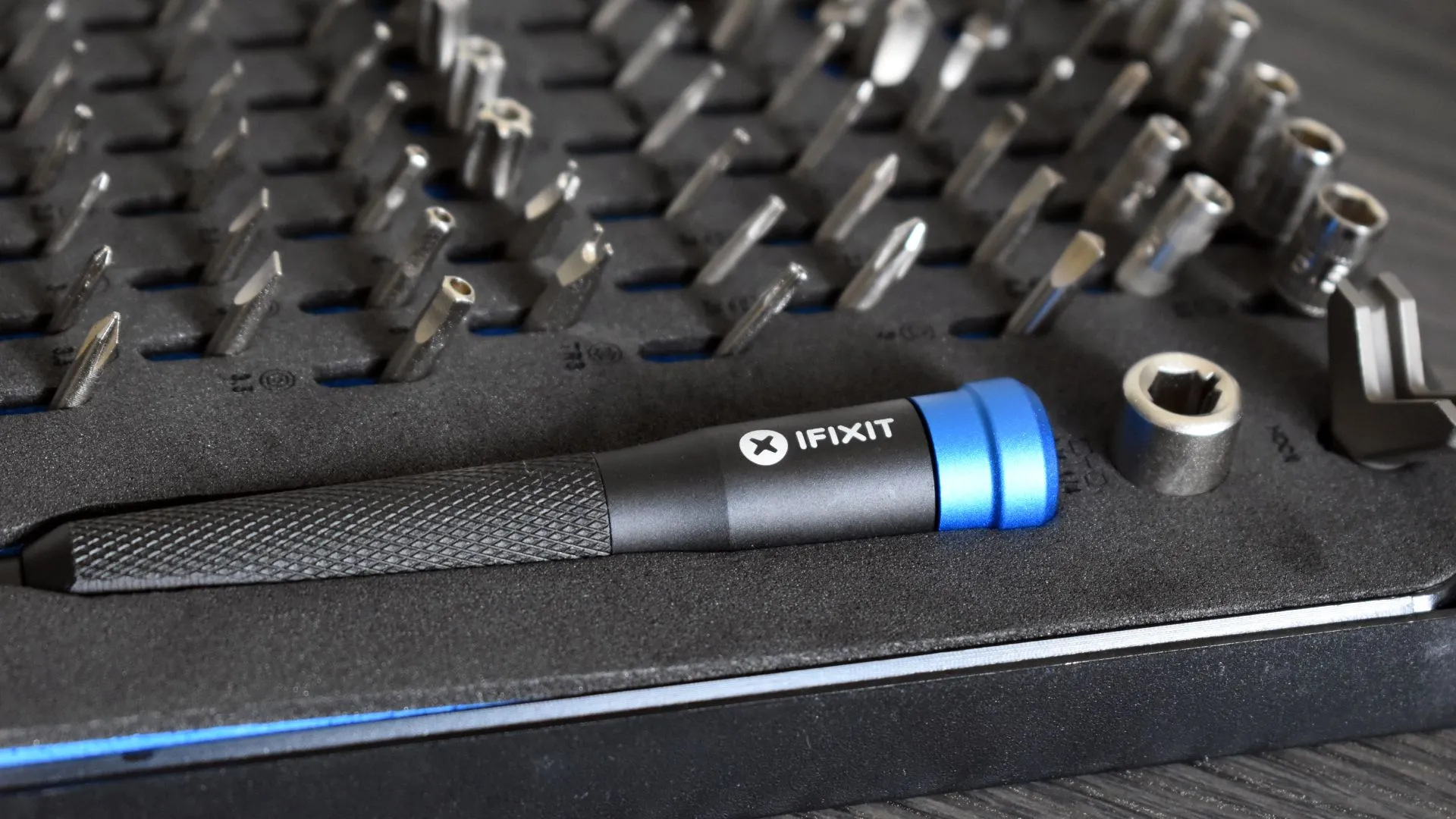 Công cụ iFixit Compatibility Checker hiển thị trên màn hình điện thoại