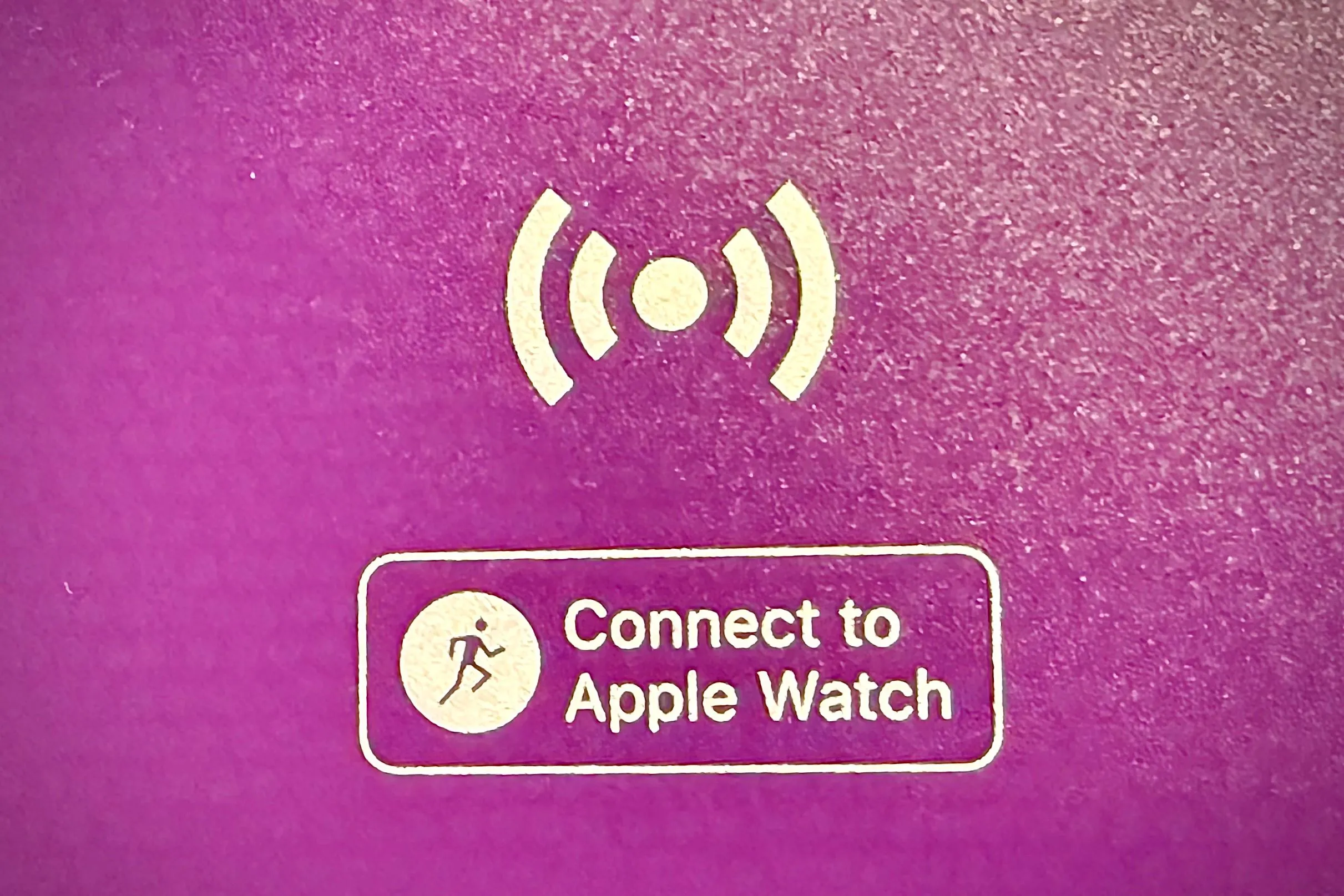 Cổng kết nối NFC "Connect to Apple Watch" trên máy tập gym