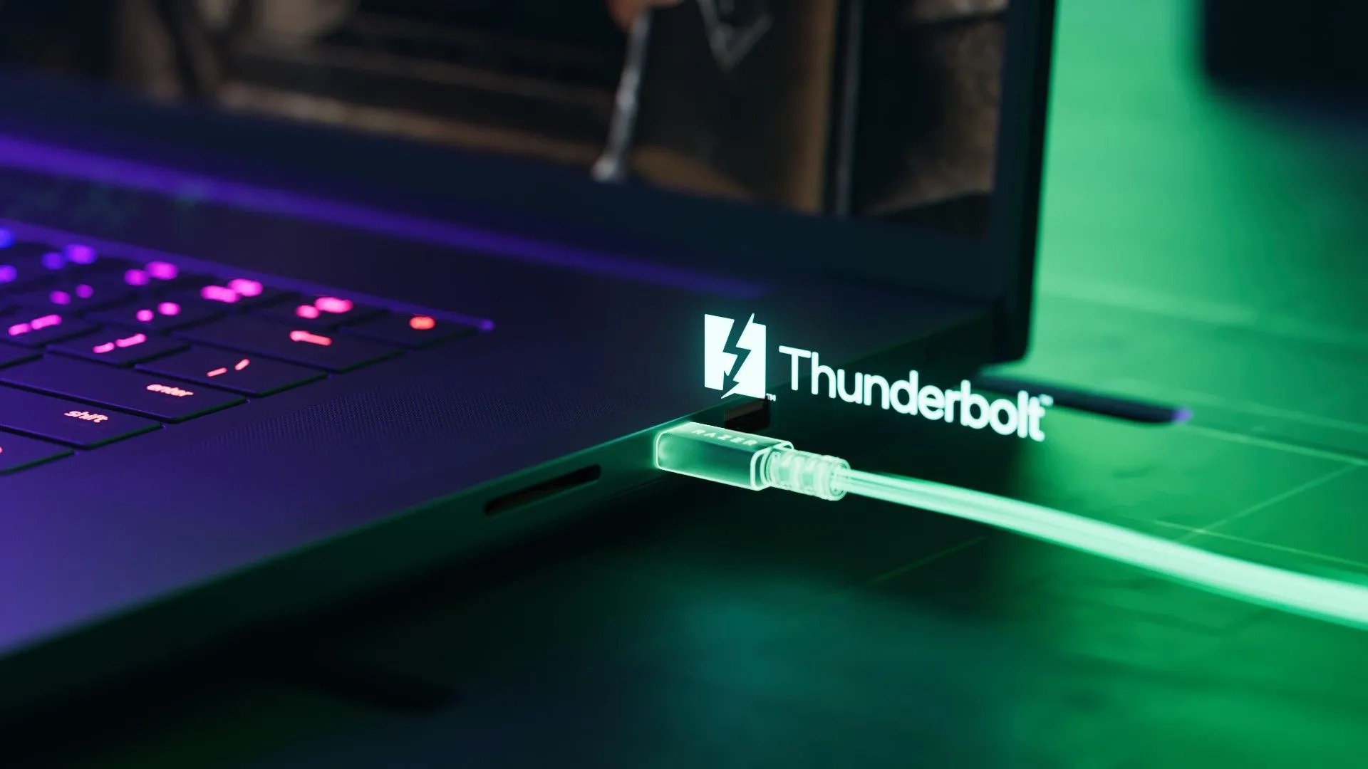 Cổng Thunderbolt 5 trên laptop Razer Blade 18 (2024) - Minh họa tốc độ kết nối cao cho ổ SSD
