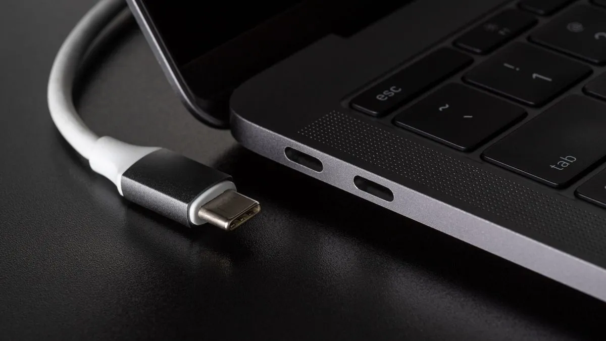 Cổng USB-C trên laptop, biểu tượng cho khả năng kết nối linh hoạt với adapter cho các thiết bị âm thanh.