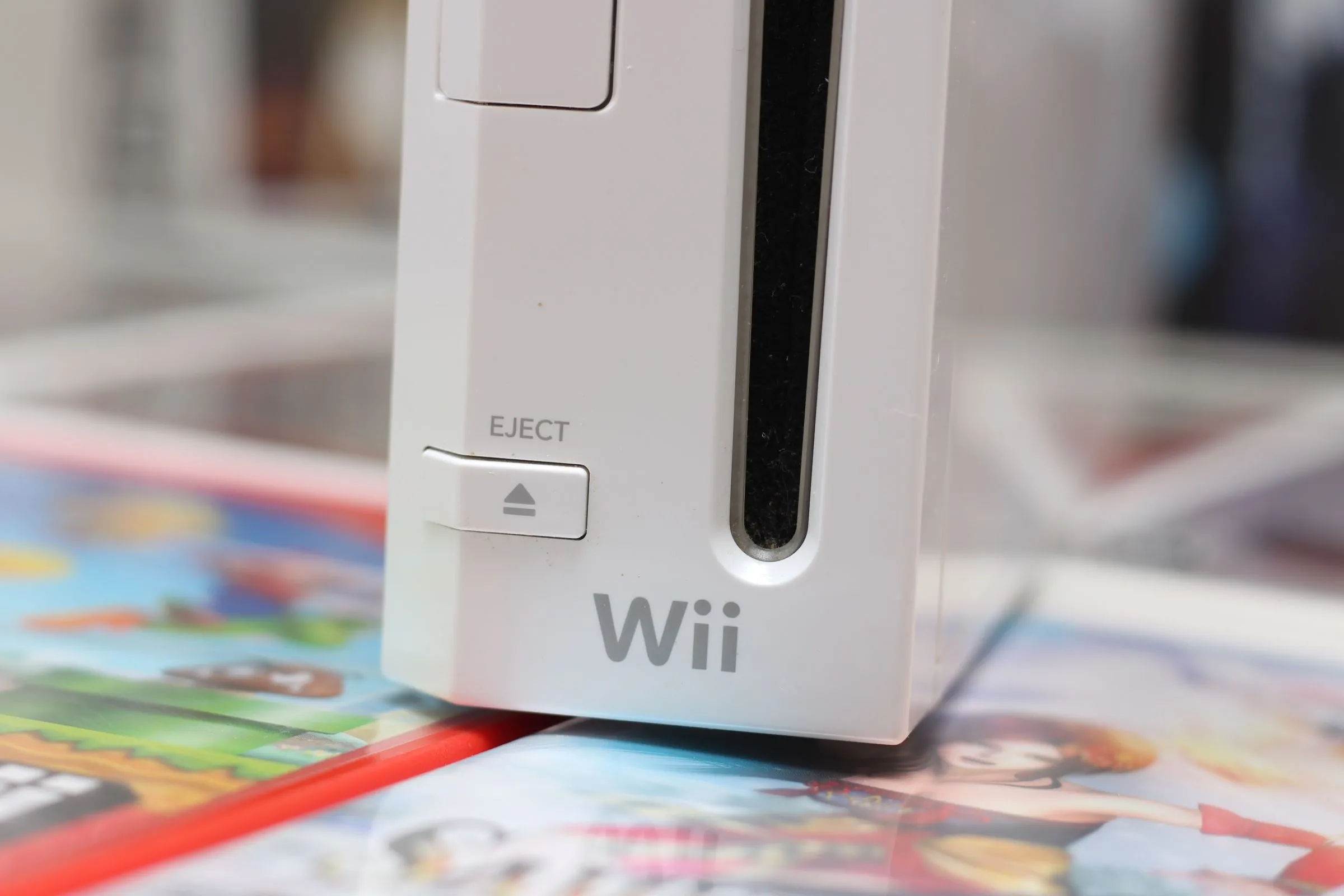 Console Nintendo Wii màu trắng, biểu tượng cho sự đột phá không điển hình trong lịch sử máy chơi game của Nintendo