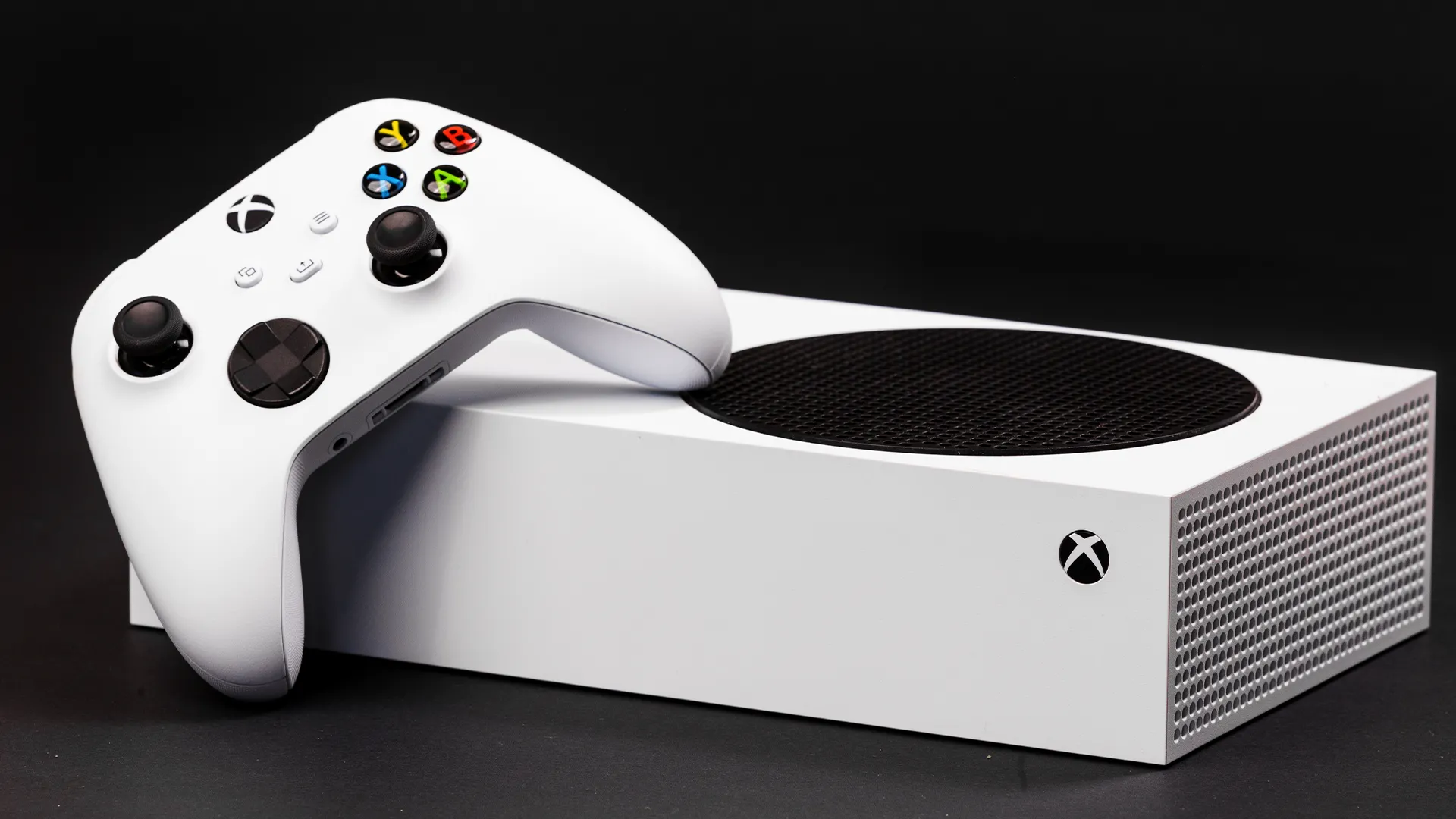 Console Xbox Series S không ổ đĩa cùng tay cầm, biểu tượng của kỷ nguyên game kỹ thuật số.