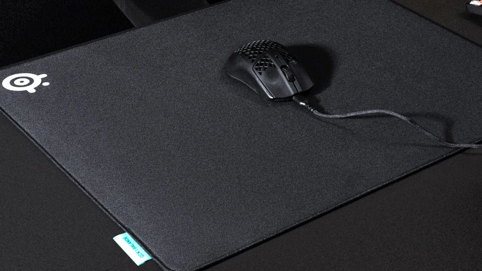 Đệm chuột SteelSeries QcK Performance màu đen với chuột gaming đặt trên
