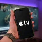 Điện thoại Android hiển thị logo Apple TV+, minh họa sự hạn chế tính năng của ứng dụng Apple trên nền tảng Android.