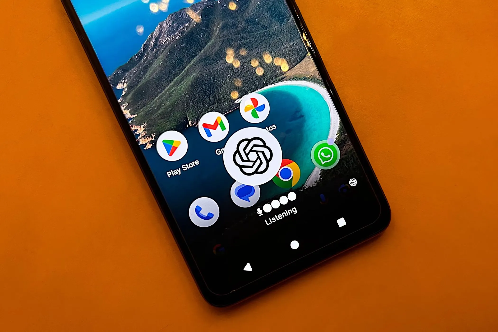 Điện thoại Android hiển thị ứng dụng ChatGPT, minh họa cho khả năng dịch văn bản trực tiếp trên màn hình của Pixel 9.