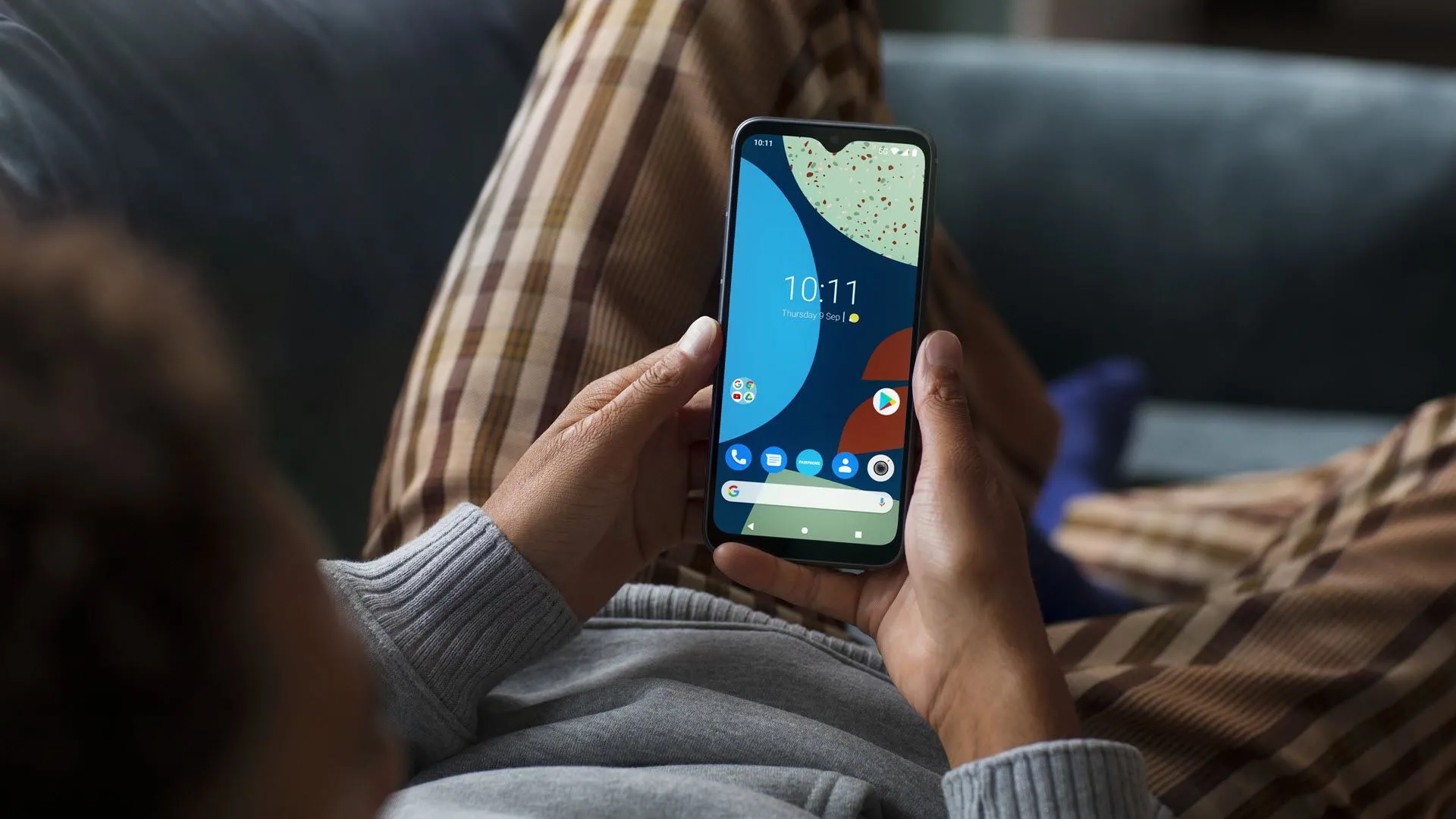 Điện thoại Fairphone 4 trên bàn