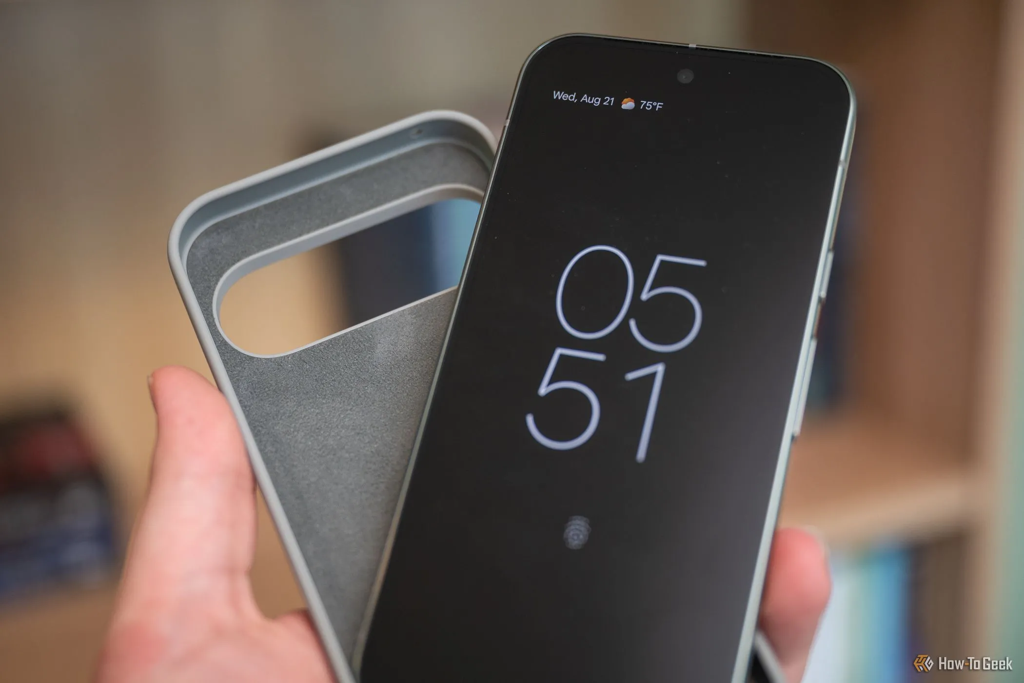 Điện thoại Google Pixel 9 Pro được đặt cạnh ốp lưng bảo vệ, minh họa tầm quan trọng của việc dùng ốp lưng và dán màn hình