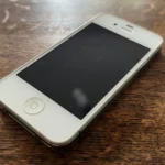 Điện thoại iPhone 4S màu trắng, biểu tượng cho kỷ nguyên bùng nổ ứng dụng di động