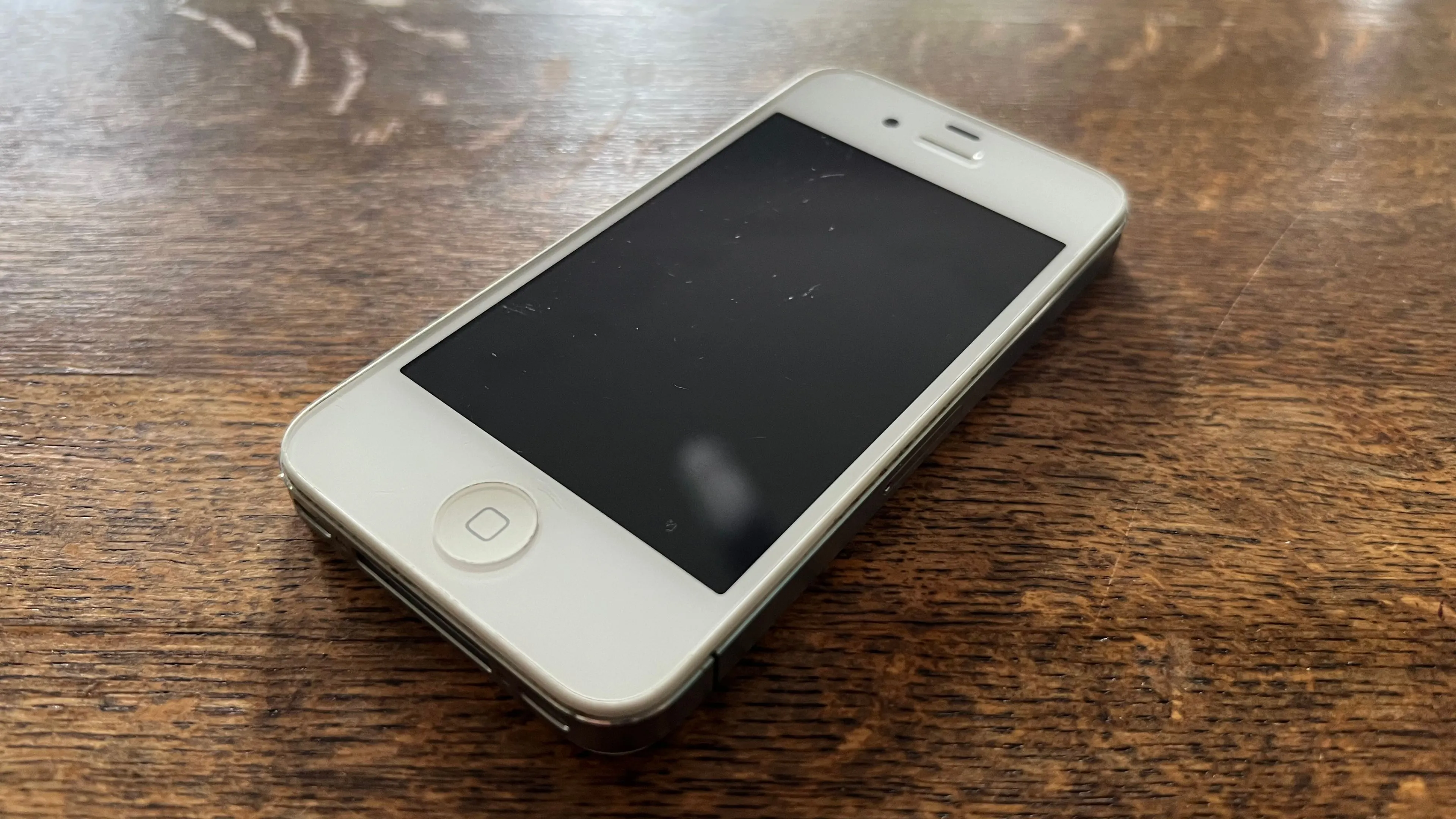 Điện thoại iPhone 4S màu trắng, biểu tượng cho kỷ nguyên bùng nổ ứng dụng di động