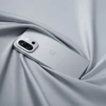 Điện thoại OnePlus với thiết kế cao cấp, tượng trưng cho dòng sản phẩm mới đang ra mắt nhưng có thể không xuất hiện tại nhiều thị trường lớn.