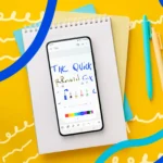 Điện thoại Samsung Galaxy hiển thị ứng dụng Samsung Notes trên nền sổ tay, minh họa khả năng ghi chú tiện lợi.