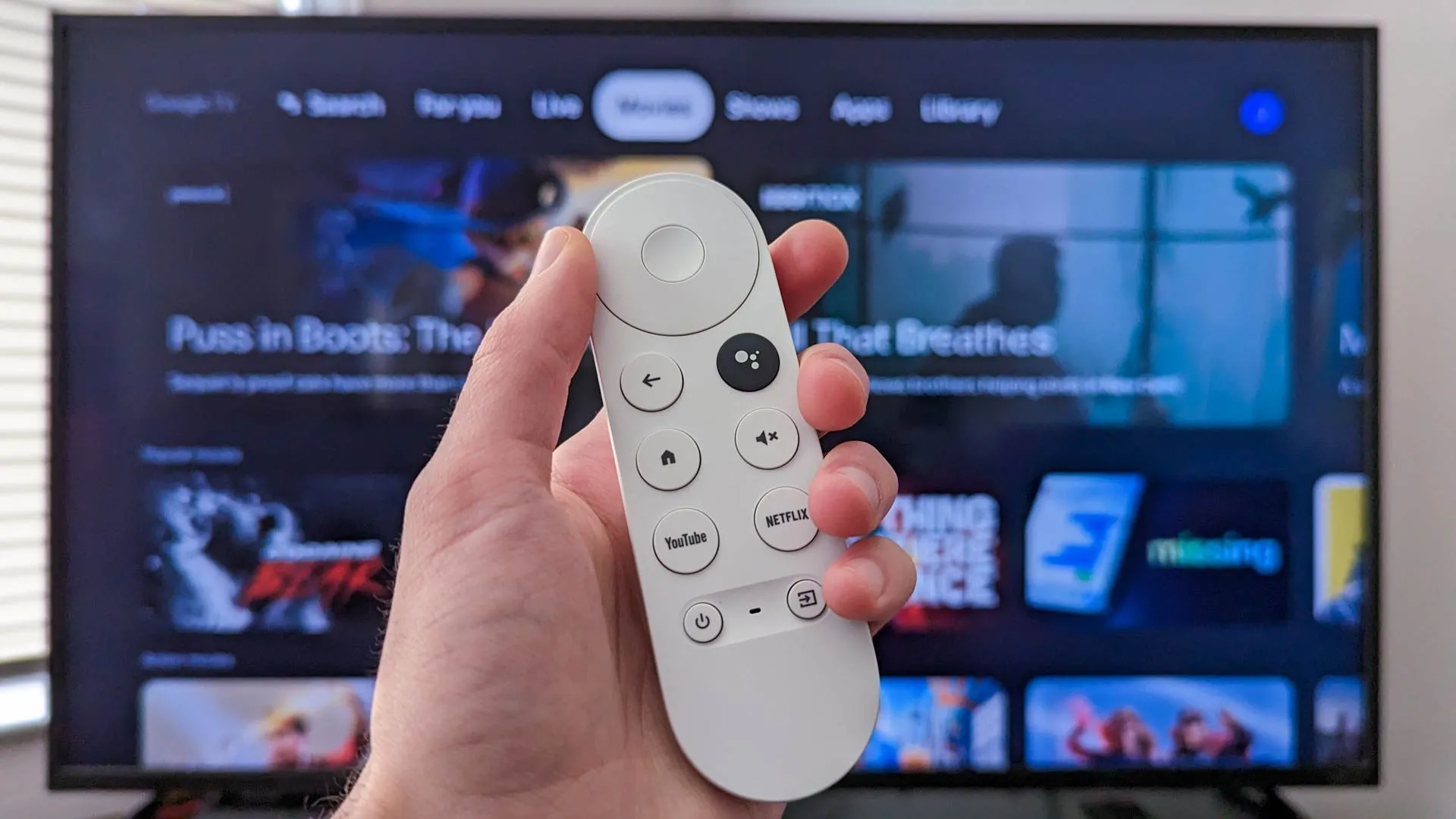 Điều khiển từ xa của Android TV, liên quan đến khả năng Google bỏ qua bản cập nhật Android 15 cho các thiết bị TV.