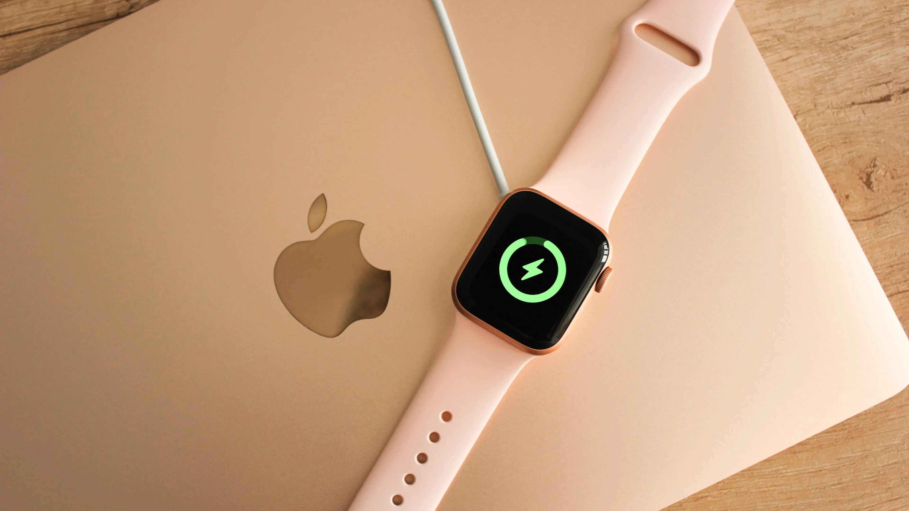 Đồng hồ Apple Watch đặt trên bàn phím MacBook Air, thể hiện tính năng mở khóa Mac tự động tiện lợi.