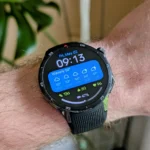 Đồng hồ OnePlus Watch 3 trên cổ tay, minh họa thiết kế công nghiệp của sản phẩm.