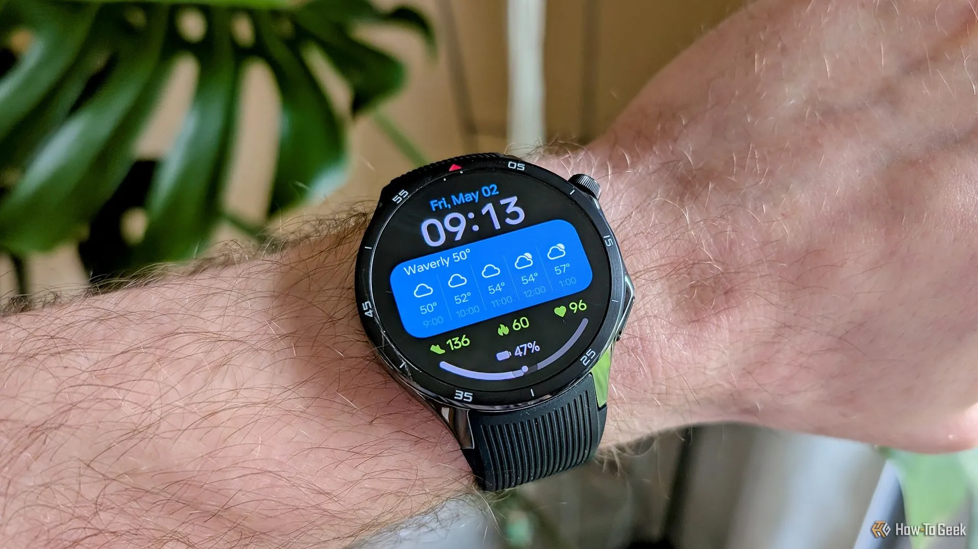 Đồng hồ OnePlus Watch 3 trên cổ tay, minh họa thiết kế công nghiệp của sản phẩm.