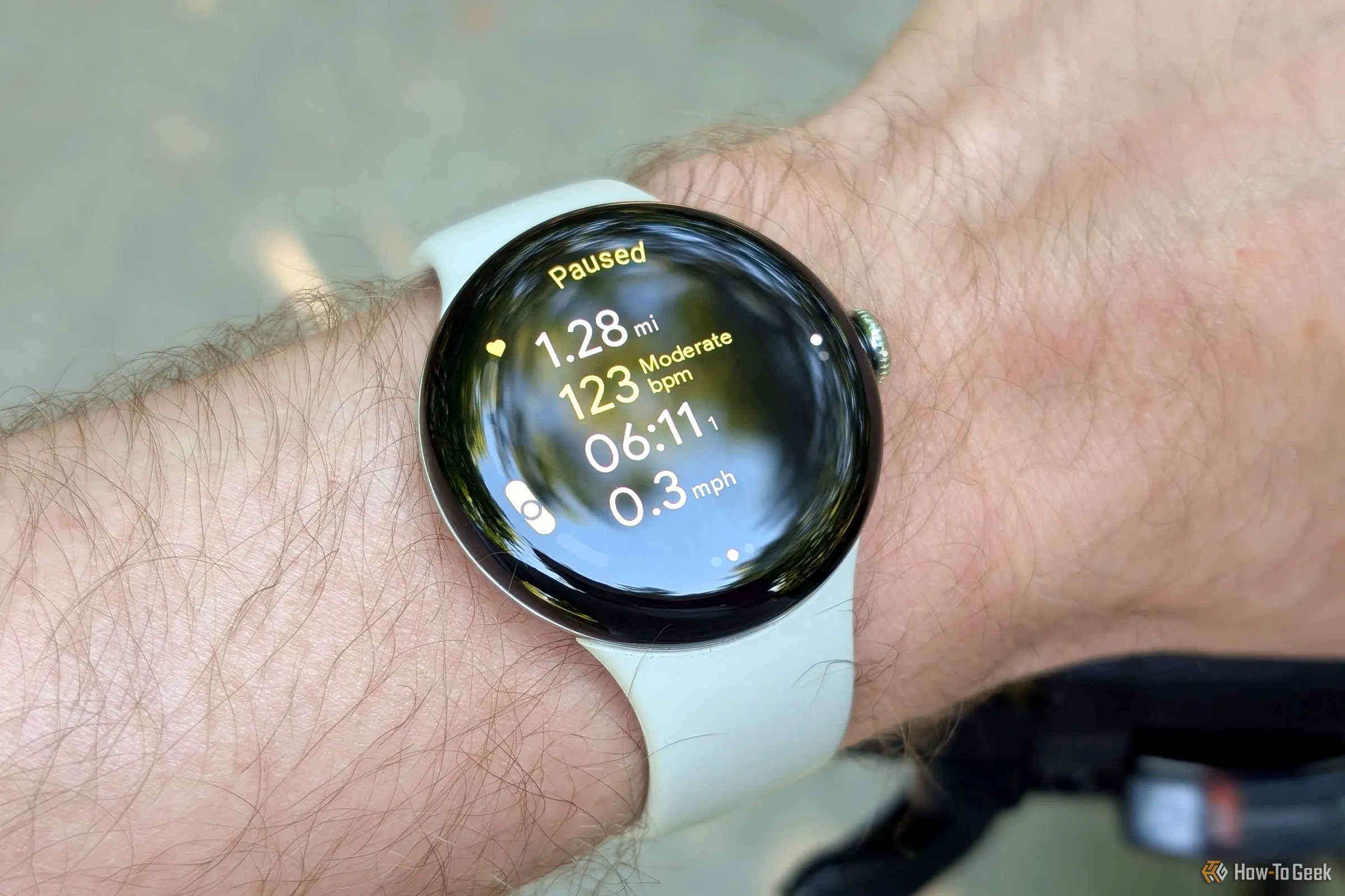 Đồng hồ thông minh Google Pixel Watch 3 trên cổ tay, hiển thị các chỉ số sức khỏe