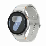 Đồng hồ thông minh Samsung Galaxy Watch 7 màu đen trên nền trắng, hiển thị giao diện thời gian.