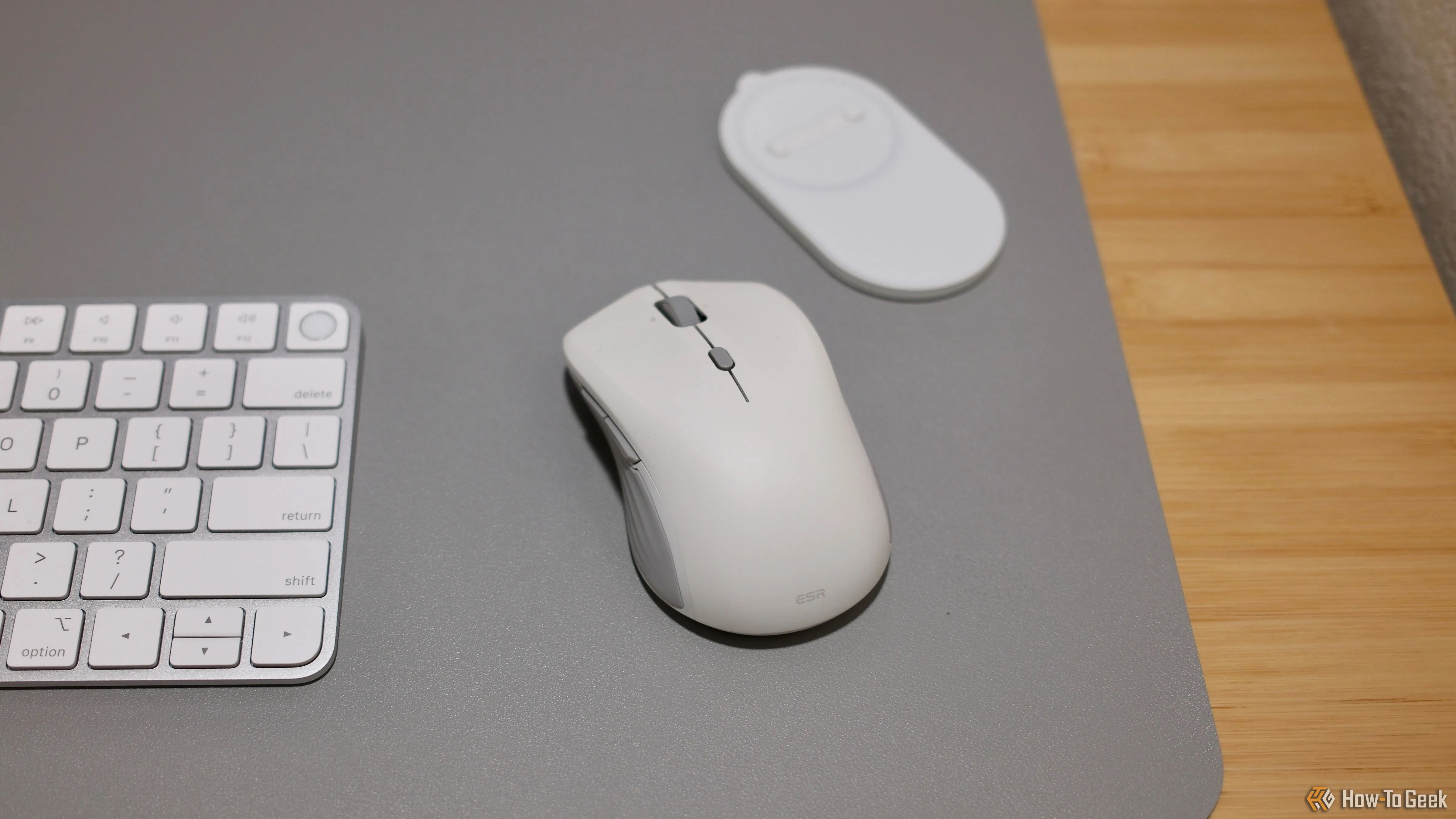 ESR MagMouse và đế từ tính được đặt gọn gàng trên bàn làm việc, thể hiện tính linh hoạt.