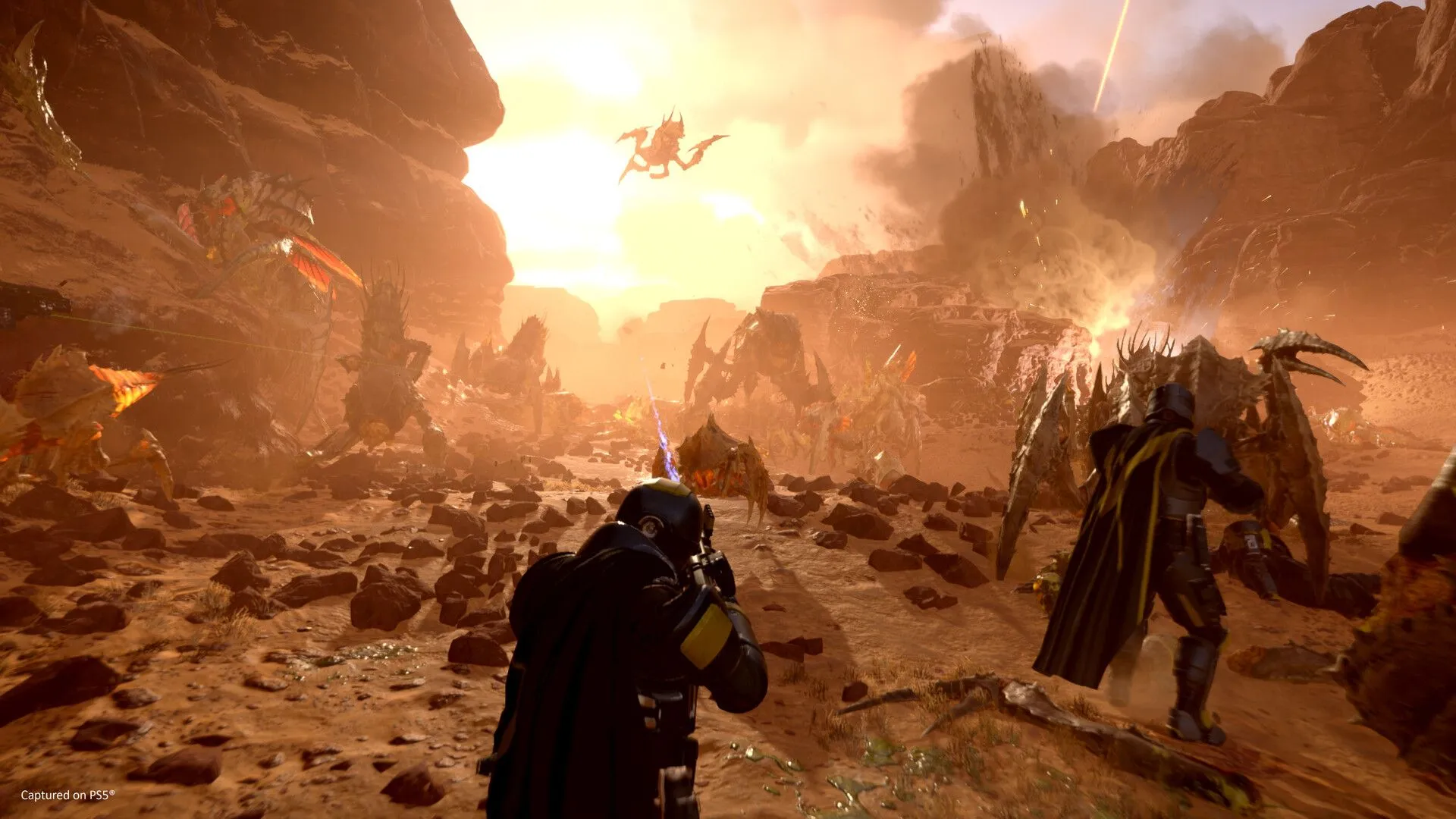 Game Helldivers 2 với hình ảnh người lính đang chiến đấu trong không gian, minh họa khả năng chơi game đa nền tảng giữa PS5 và PC.