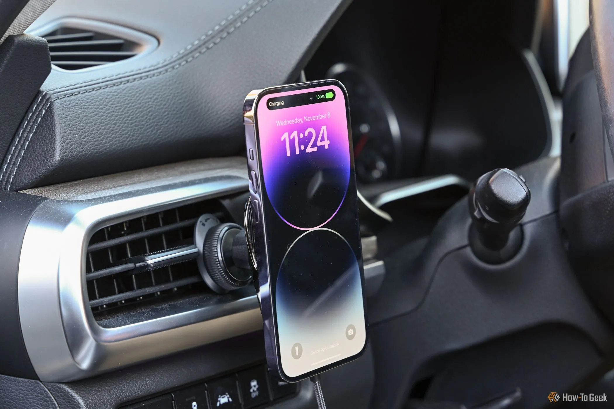 Giá đỡ điện thoại gắn trên cửa gió điều hòa ô tô, minh họa giải pháp thay thế CarPlay