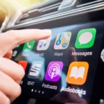 Giao diện Apple CarPlay hiển thị bản đồ và ứng dụng trên màn hình giải trí ô tô