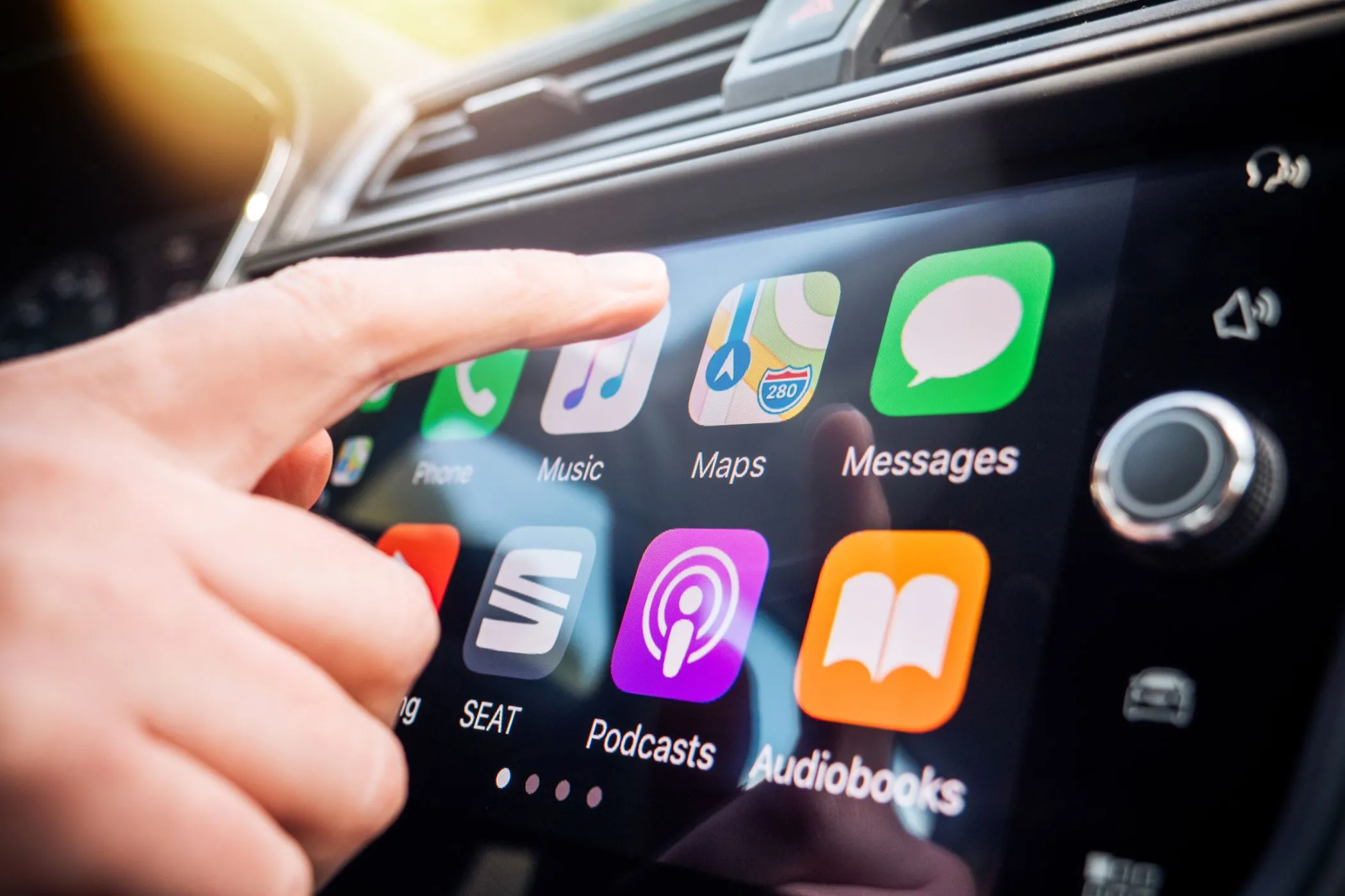 Giao diện Apple CarPlay hiển thị bản đồ và ứng dụng trên màn hình giải trí ô tô