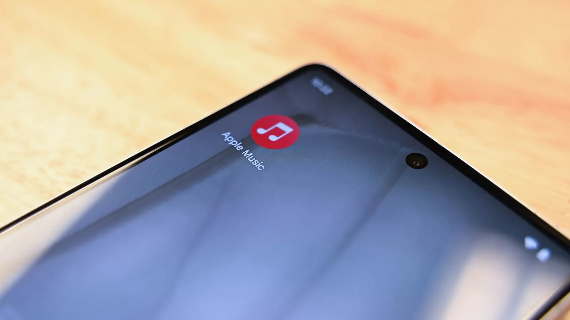 Giao diện Apple Music trên điện thoại Android, minh họa khả năng truy cập thư viện nhạc đa dạng.