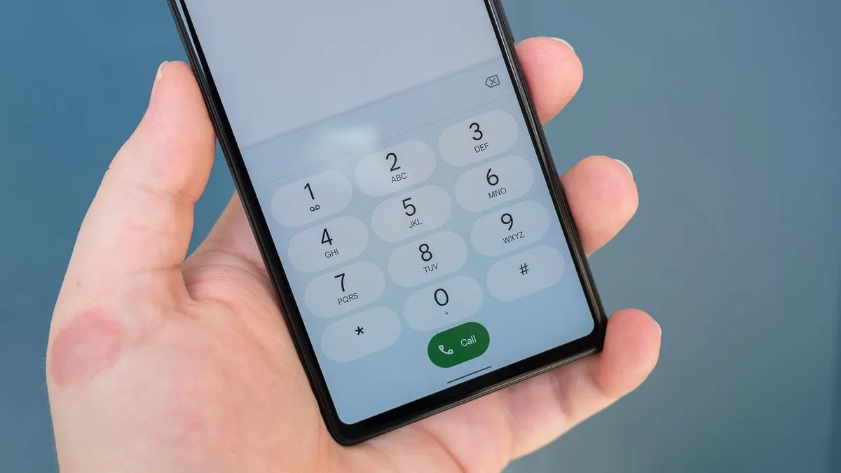 Giao diện cài đặt An toàn & Khẩn cấp trên điện thoại Android, nơi bạn thêm liên hệ và thiết lập chế độ SOS.