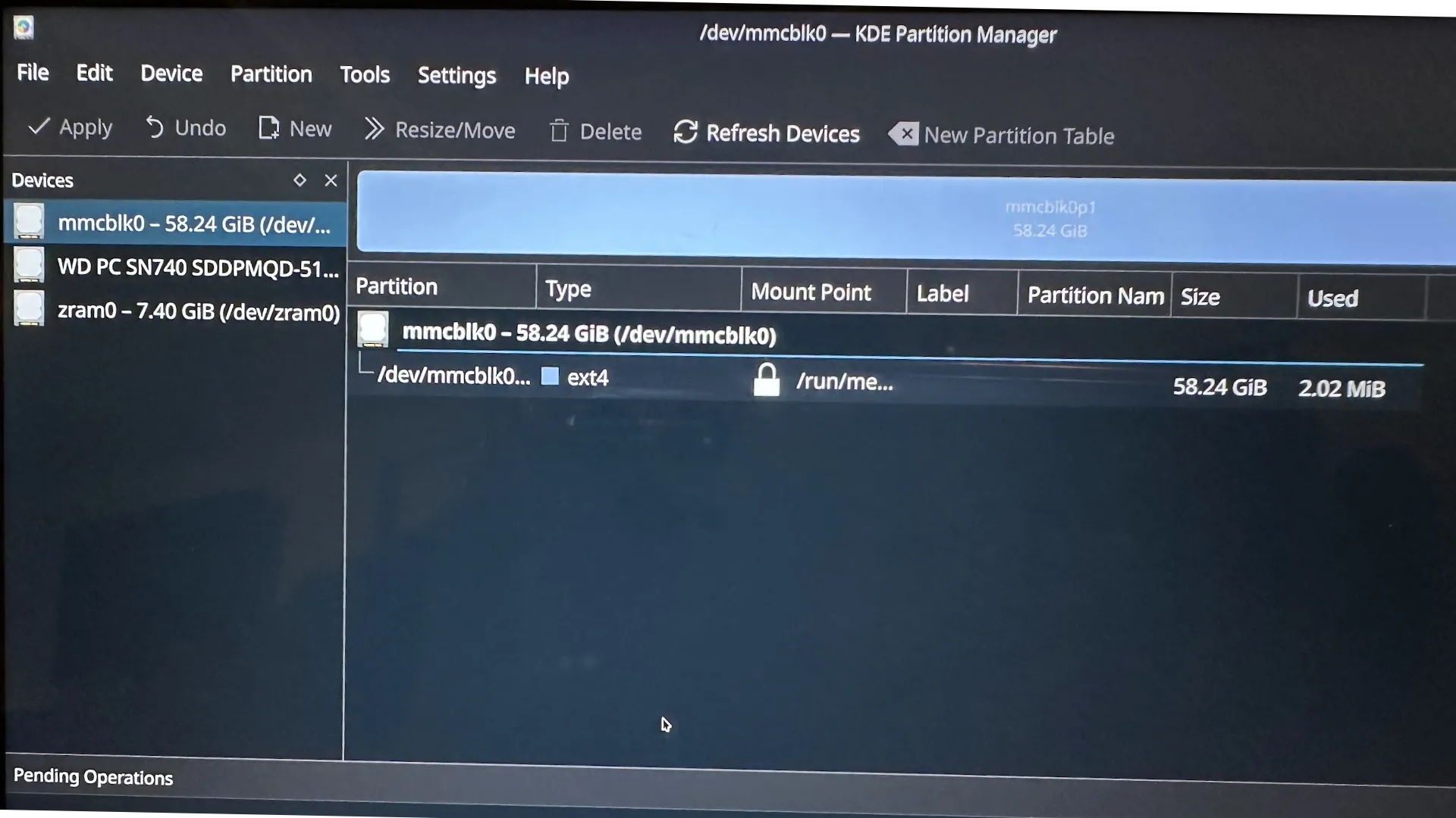 Giao diện KDE Partition Manager liệt kê các ổ đĩa và phân vùng, giúp người dùng xác định đúng thẻ SD (mmcblk0) để thực hiện thao tác.