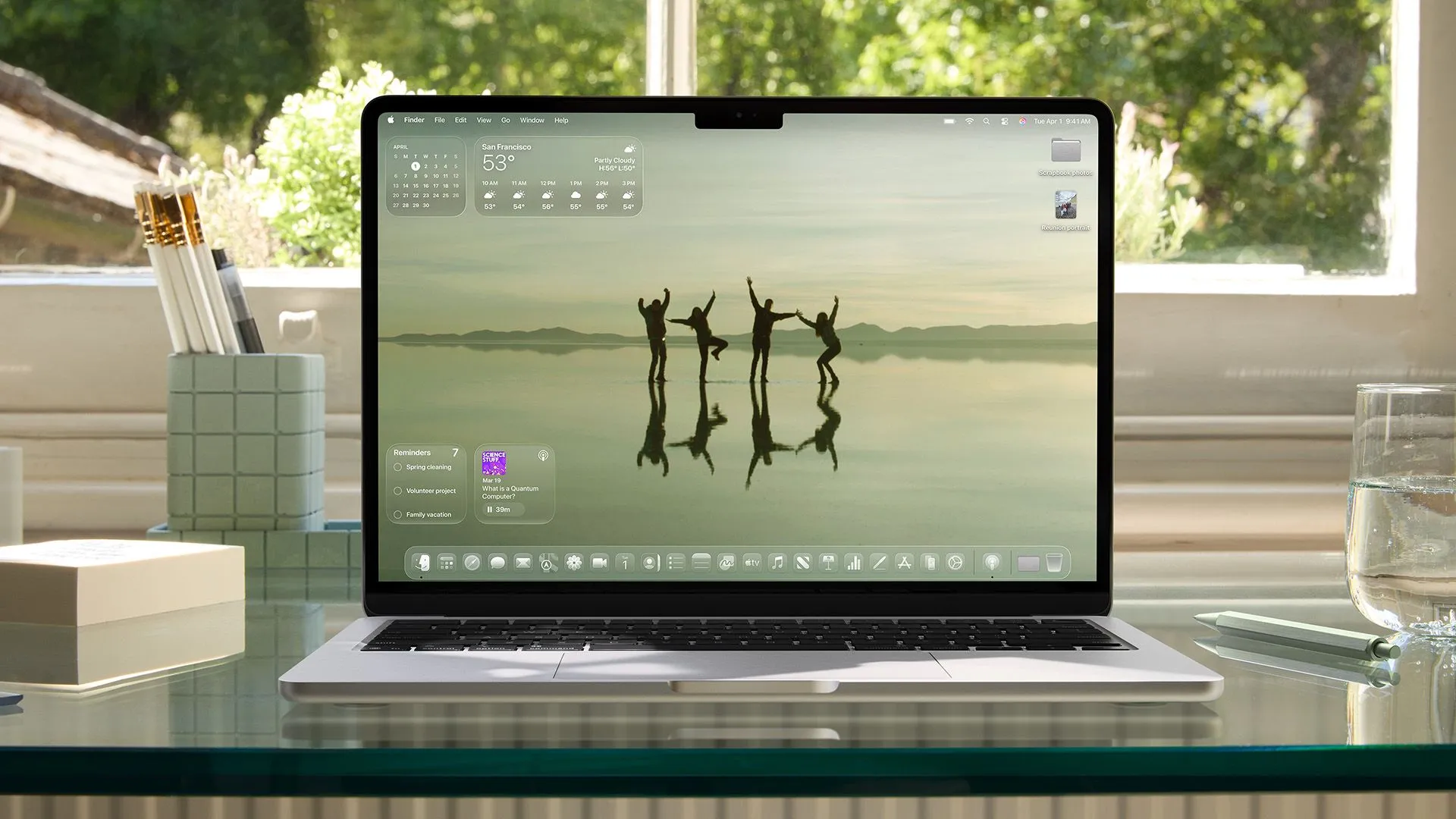 Giao diện macOS Tahoe 26 với hiệu ứng Liquid Glass trên MacBook, thể hiện sự thay đổi trong thiết kế