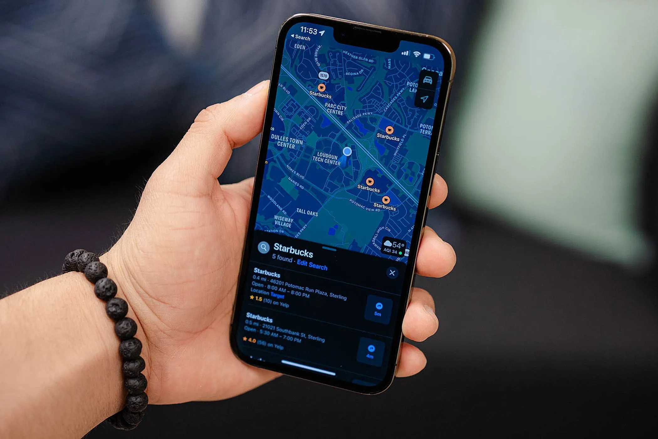Giao diện ứng dụng Apple Maps trên iPhone hiển thị bản đồ và các gợi ý địa điểm du lịch.