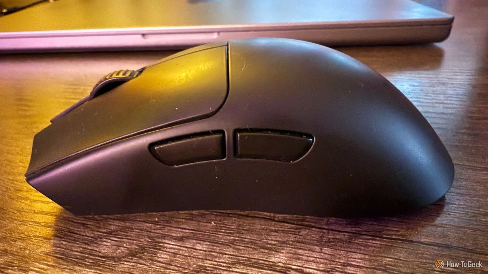 Góc nhìn bên cạnh chuột gaming Razer Viper V3 Pro màu trắng trên mặt bàn.