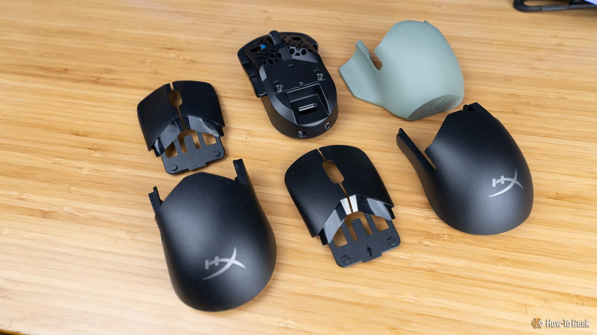 Góc nhìn từ trên xuống của chuột HyperX Pulsefire Saga Pro cùng các bộ vỏ và nút chuột có thể in 3D