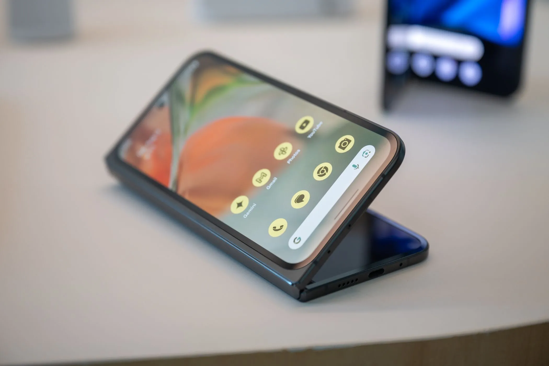 Google Pixel 9 Pro Fold đặt trên bàn hơi mở
