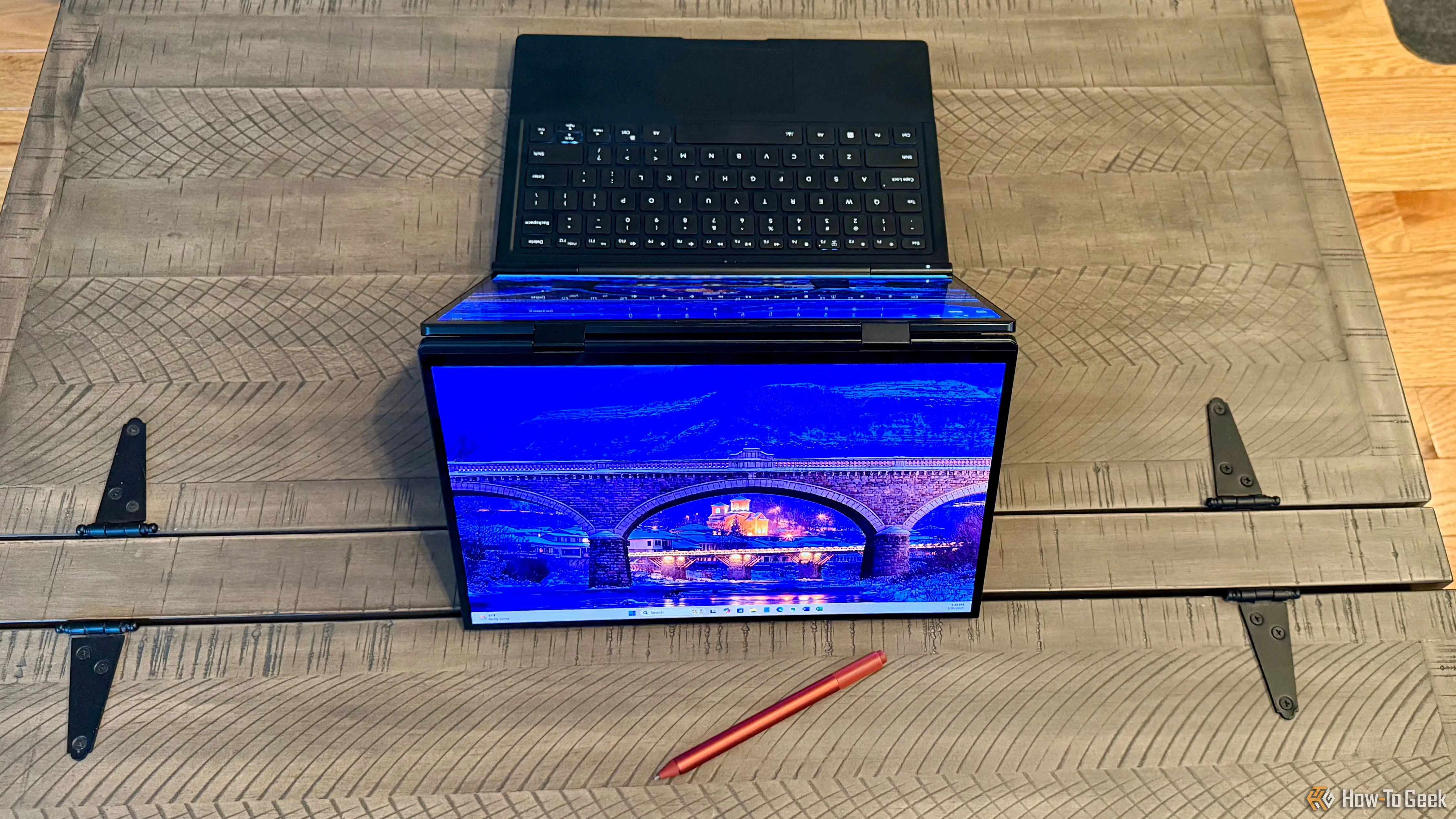 GPD Duo ở chế độ gập ngược, hiển thị màn hình thứ hai và khả năng hỗ trợ bút cảm ứng.