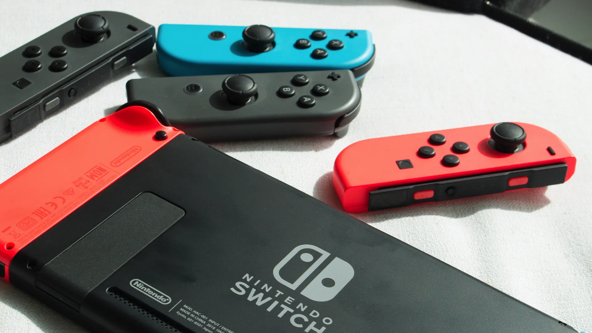 Hai bộ tay cầm Joy-Con cùng một máy Nintendo Switch, minh họa khả năng tương thích phụ kiện