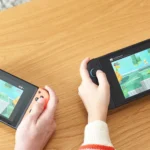 Hai máy chơi game Nintendo Switch, một thiết bị có thể là Switch 2 cạnh Switch đời đầu
