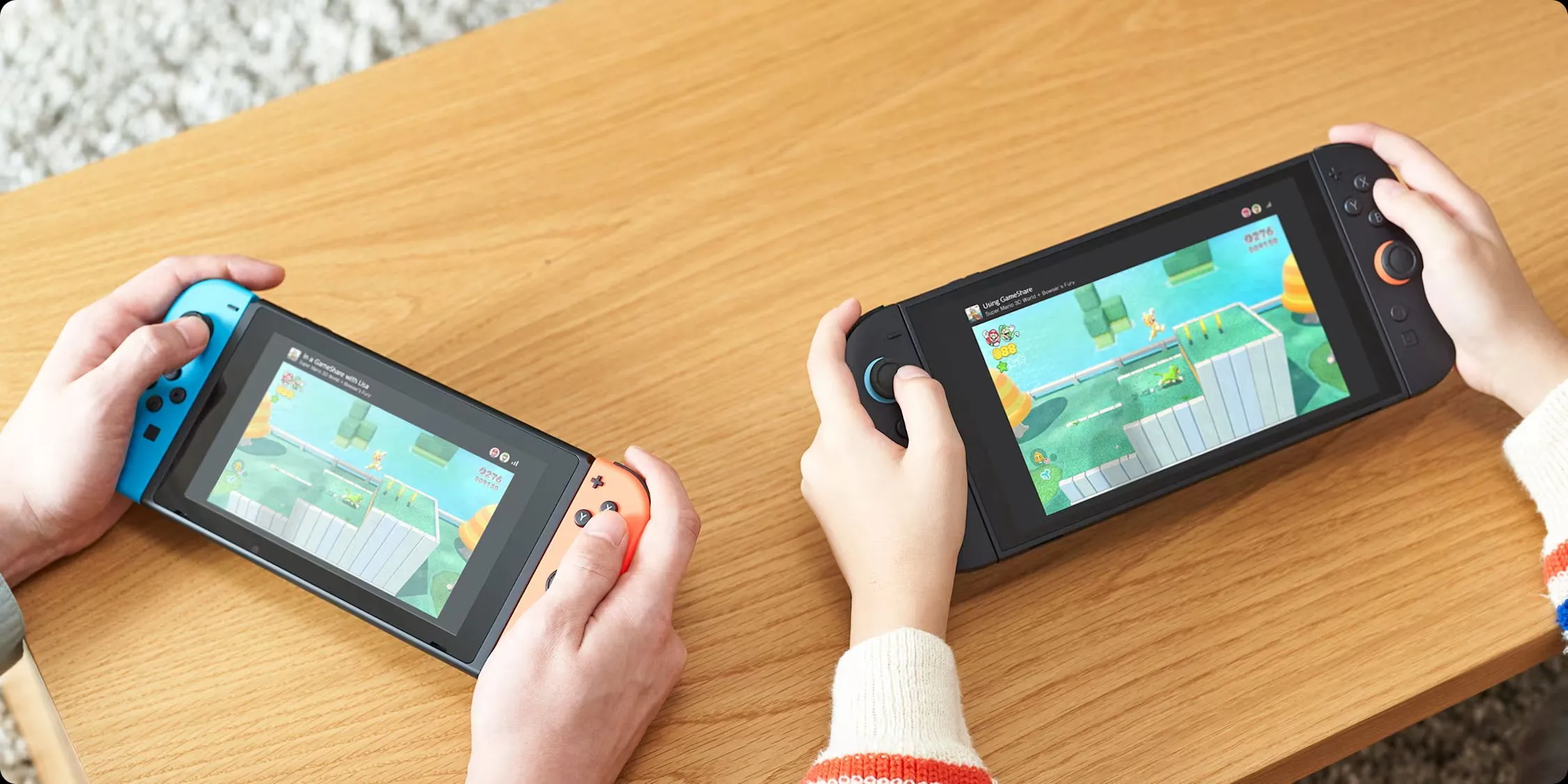 Hai máy chơi game Nintendo Switch, một thiết bị có thể là Switch 2 cạnh Switch đời đầu