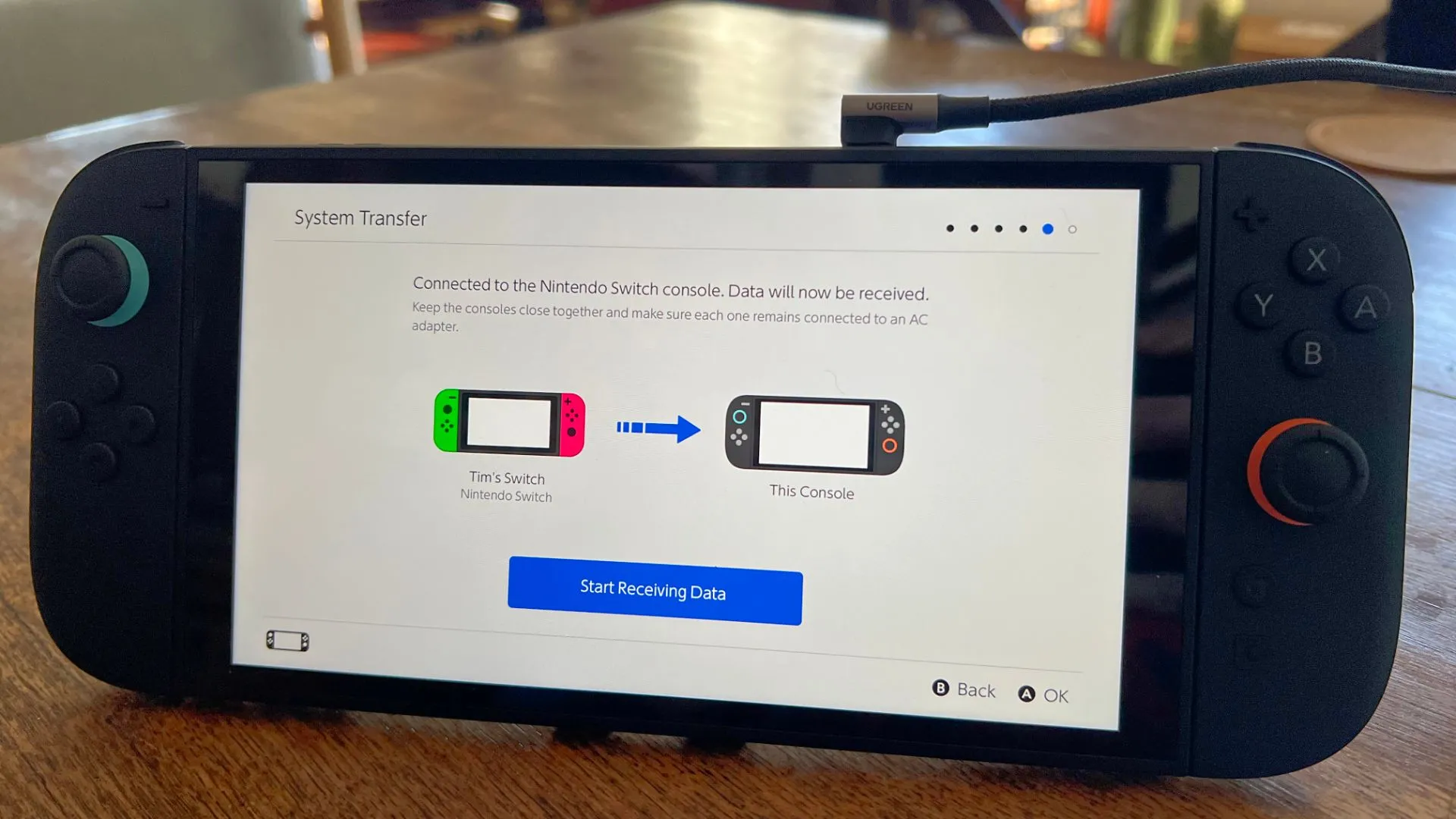 Hai máy Nintendo Switch (cũ và 2) sẵn sàng bắt đầu quá trình chuyển dữ liệu hệ thống.