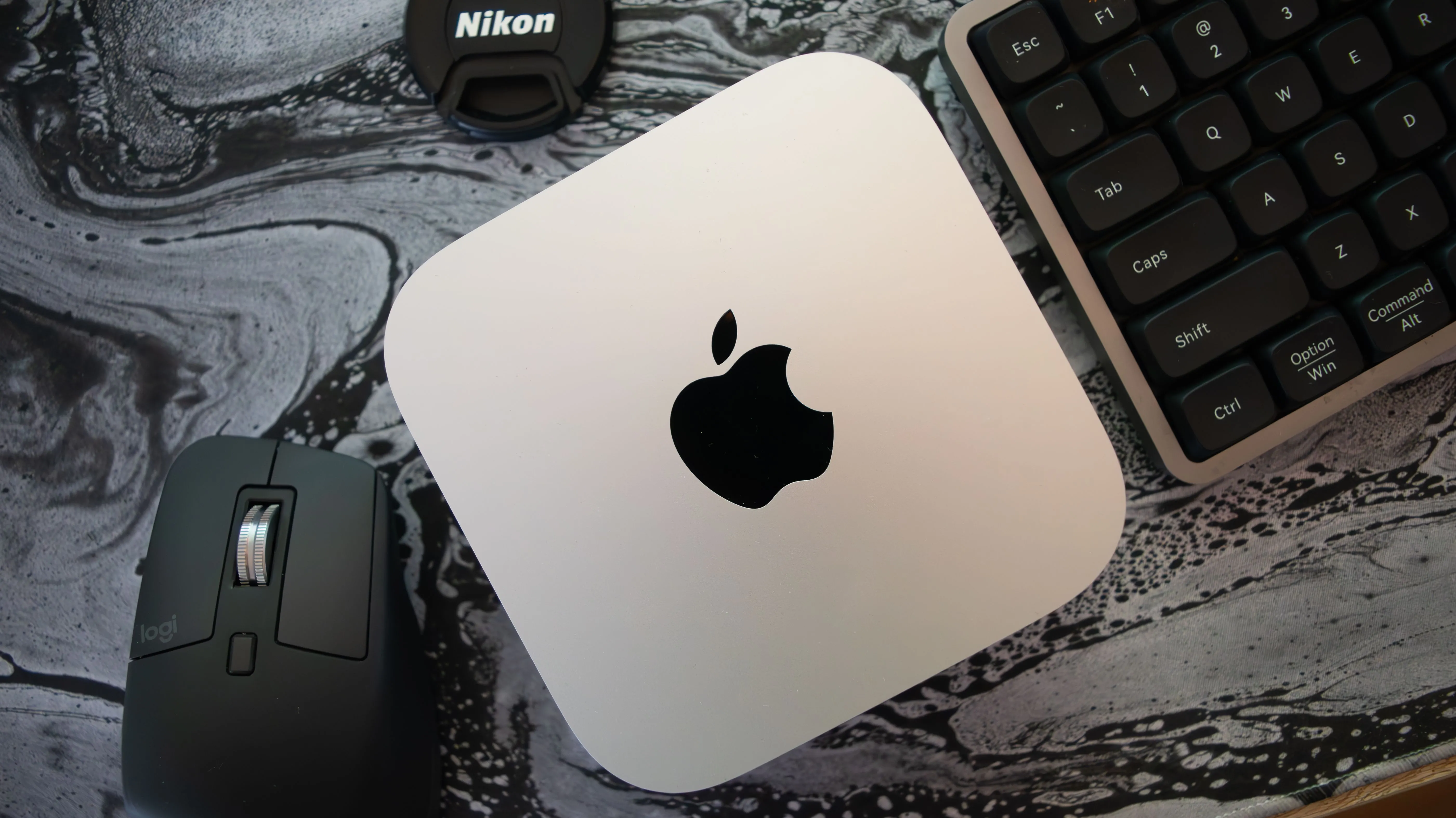 Hệ thống làm việc với Apple Mac Mini M4, bàn phím và chuột, sẵn sàng cho công việc hàng ngày