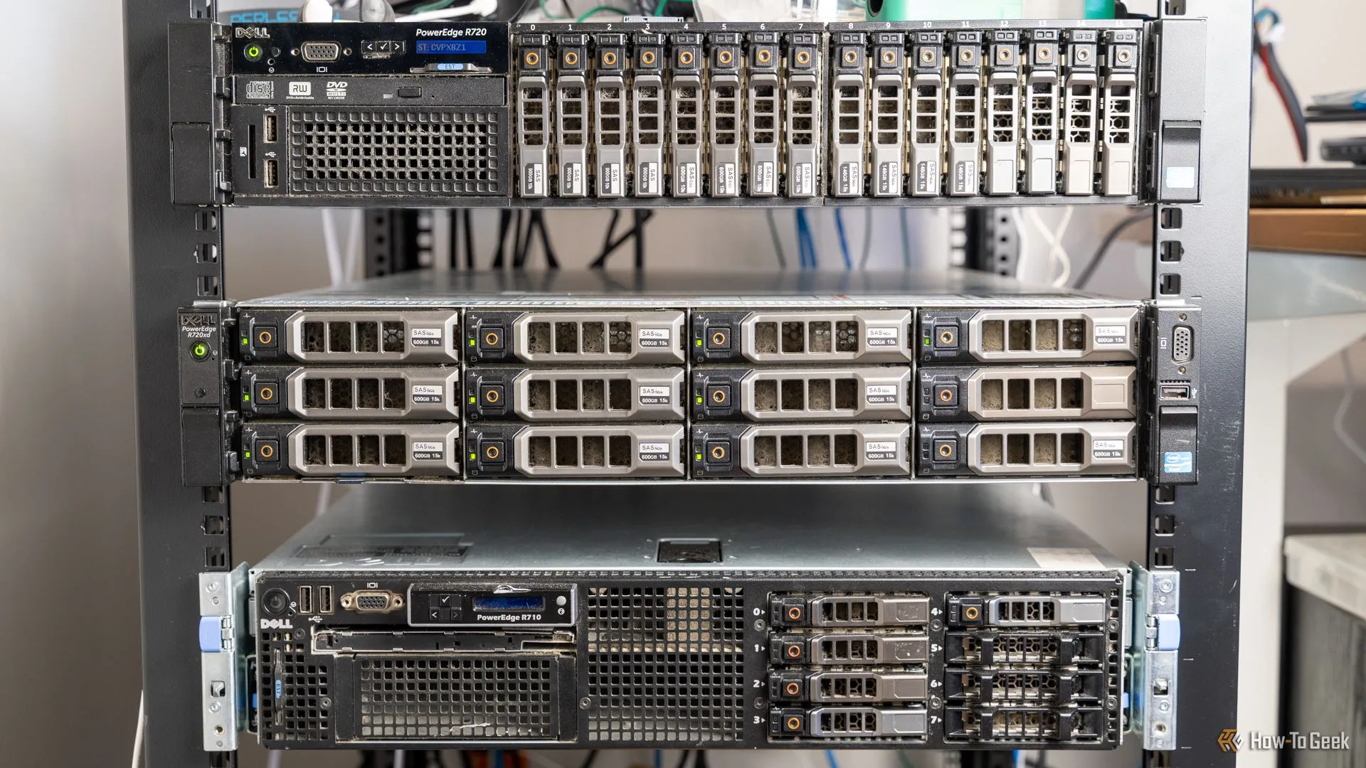 Hệ thống máy chủ lưu trữ chuyên dụng được đặt trong tủ rack, minh chứng cho vai trò của Linux trong hạ tầng.