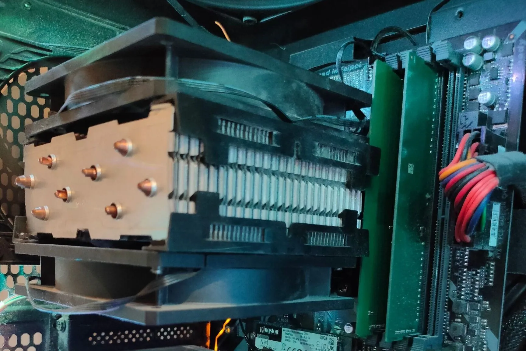 Hệ thống tản nhiệt khí CPU với hai quạt bên trong vỏ máy tính, đóng vai trò quan trọng trong việc quản lý nhiệt độ khi CPU hoạt động cường độ cao.