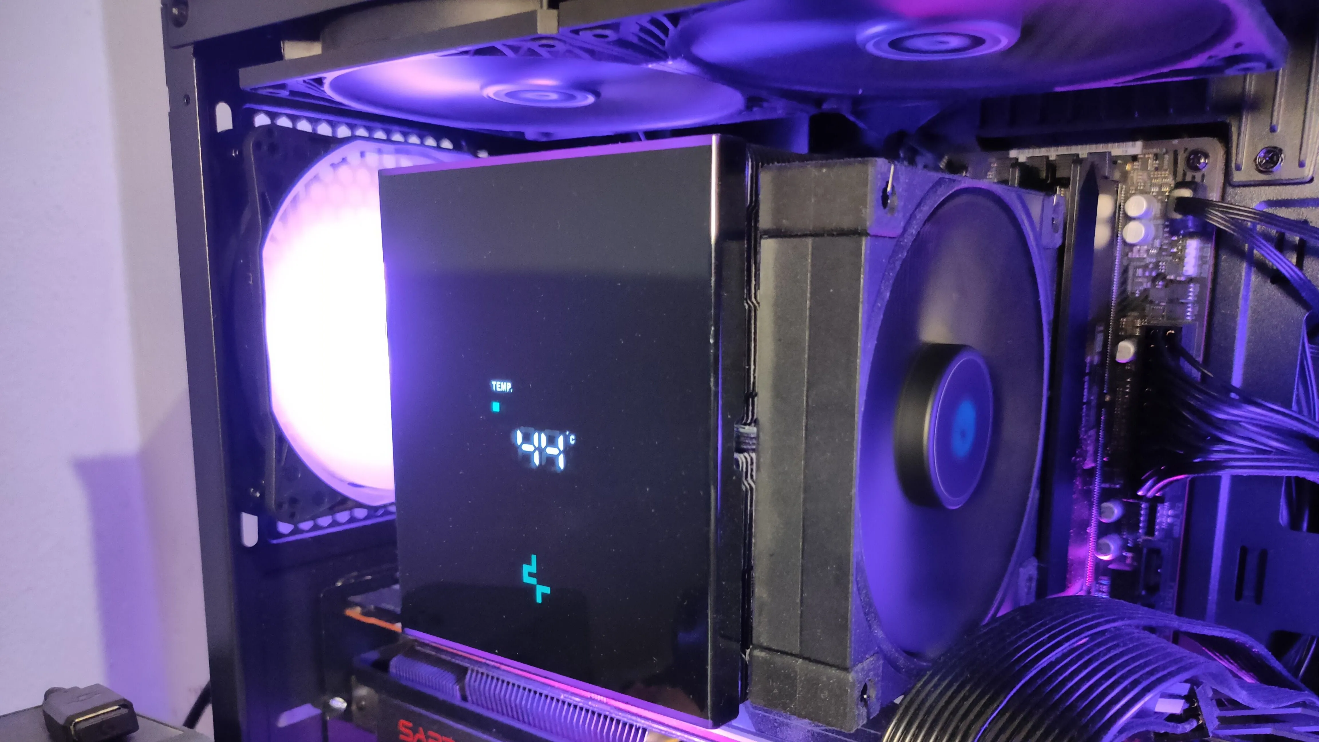 Hệ thống tản nhiệt khí Deepcool AK620 Digital trong một bộ PC chơi game