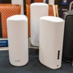 Hệ thống Wi-Fi Mesh Netgear Orbi đặt trên bàn