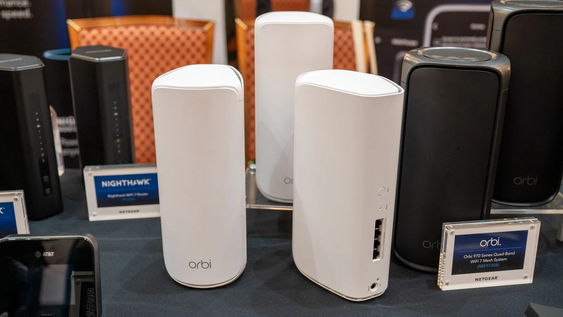 Hệ thống Wi-Fi Mesh Netgear Orbi đặt trên bàn