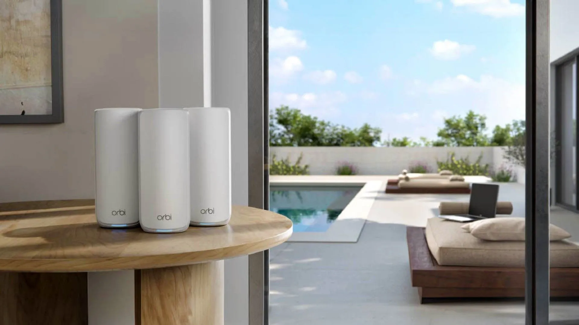 Hình ảnh hệ thống WiFi Mesh Netgear Orbi 870 Series đặt trong không gian nội thất hiện đại