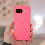 Hình ảnh mặt lưng điện thoại Google Pixel, minh họa thiết kế dự kiến của Pixel 10 tương đồng với dòng Pixel 9.