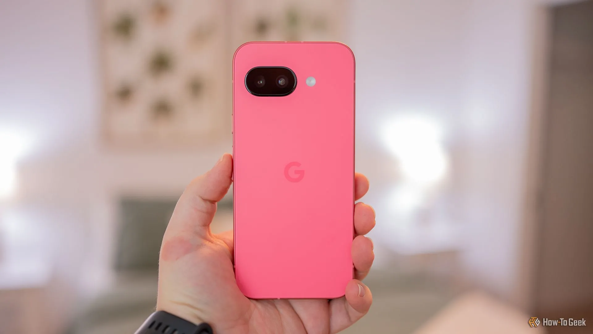 Hình ảnh mặt lưng điện thoại Google Pixel, minh họa thiết kế dự kiến của Pixel 10 tương đồng với dòng Pixel 9.